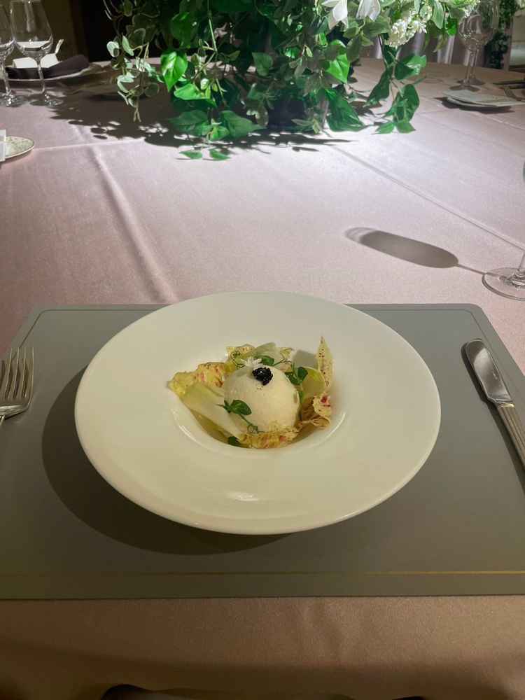 前菜のムース。キャビアが塩味がアクセントとなっていて、独創的な海老のムース。