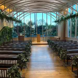 昼間の自然光がたっぷり入り、明るく開放的な挙式会場の様子です。