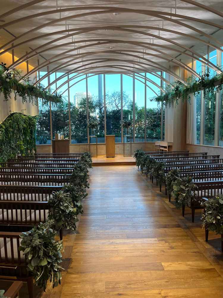 昼間の自然光がたっぷり入り、明るく開放的な挙式会場の様子です。