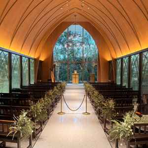 チャペルの入場口からの写真です。緑と木目がマッチしているところが気に入りました。