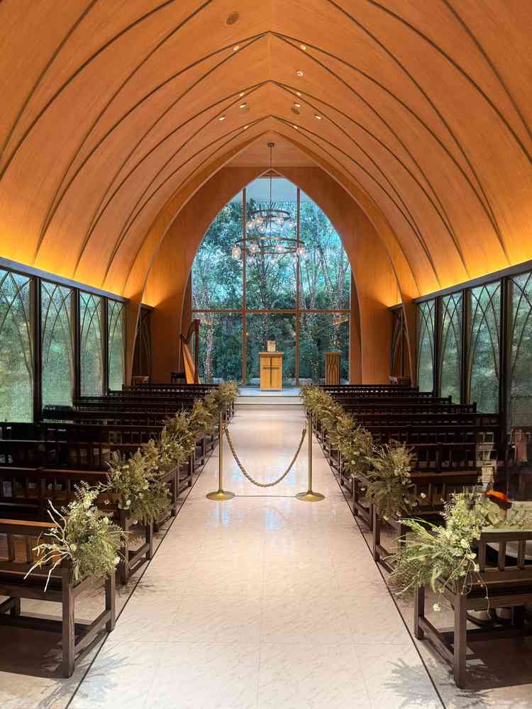 チャペルの入場口からの写真です。緑と木目がマッチしているところが気に入りました。