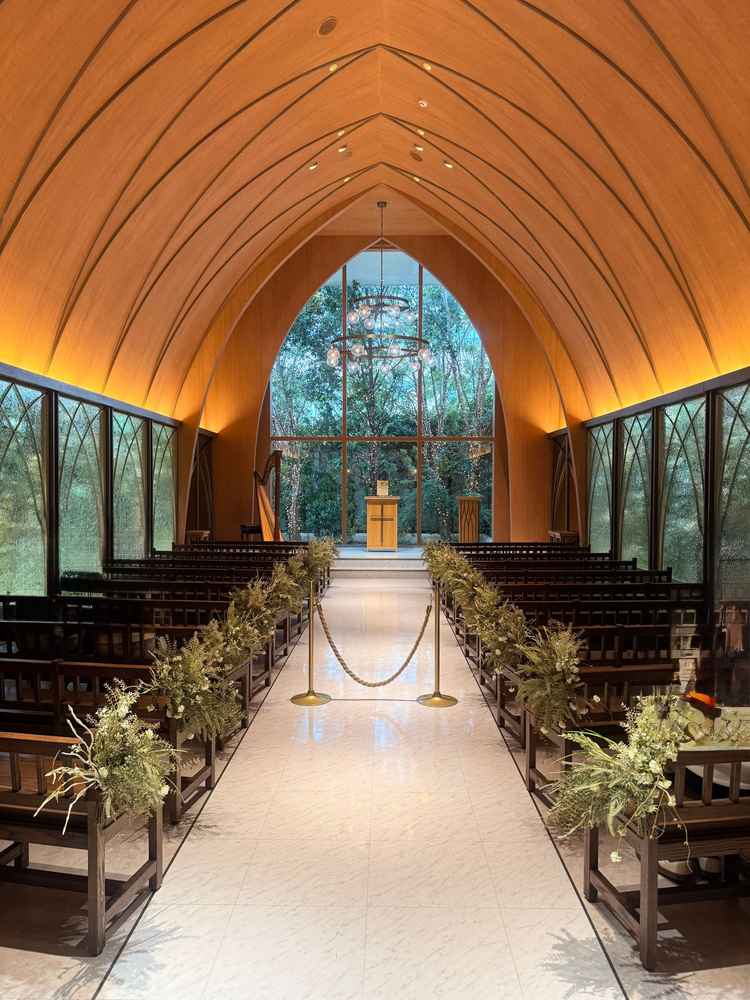 チャペルの入場口からの写真です。緑と木目がマッチしているところが気に入りました。