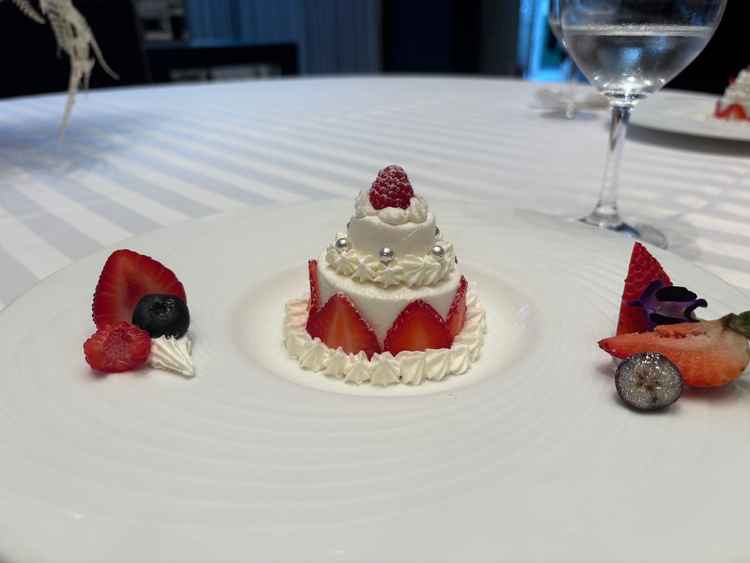 試食でミニウエディングケーキをいただきました。デザートのクオリティも高いです。