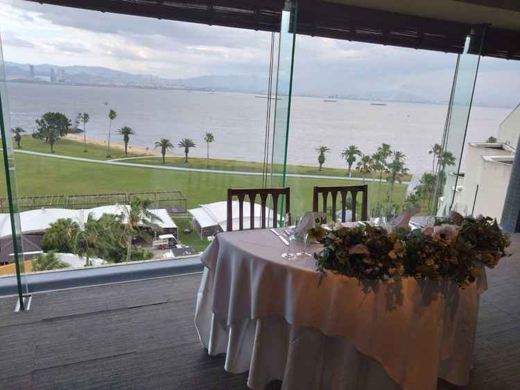 海の見える会食の部屋