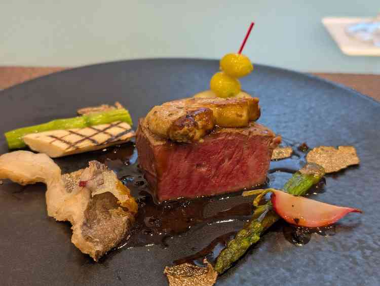 試食。ステーキ、フォアグラがとっても美味しかった。