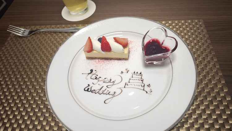 デザートの写真①。チーズケーキに添えられているベリーソースが美味しかったです