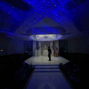 星空を映したようなチャペル。幻想的な空間であった。