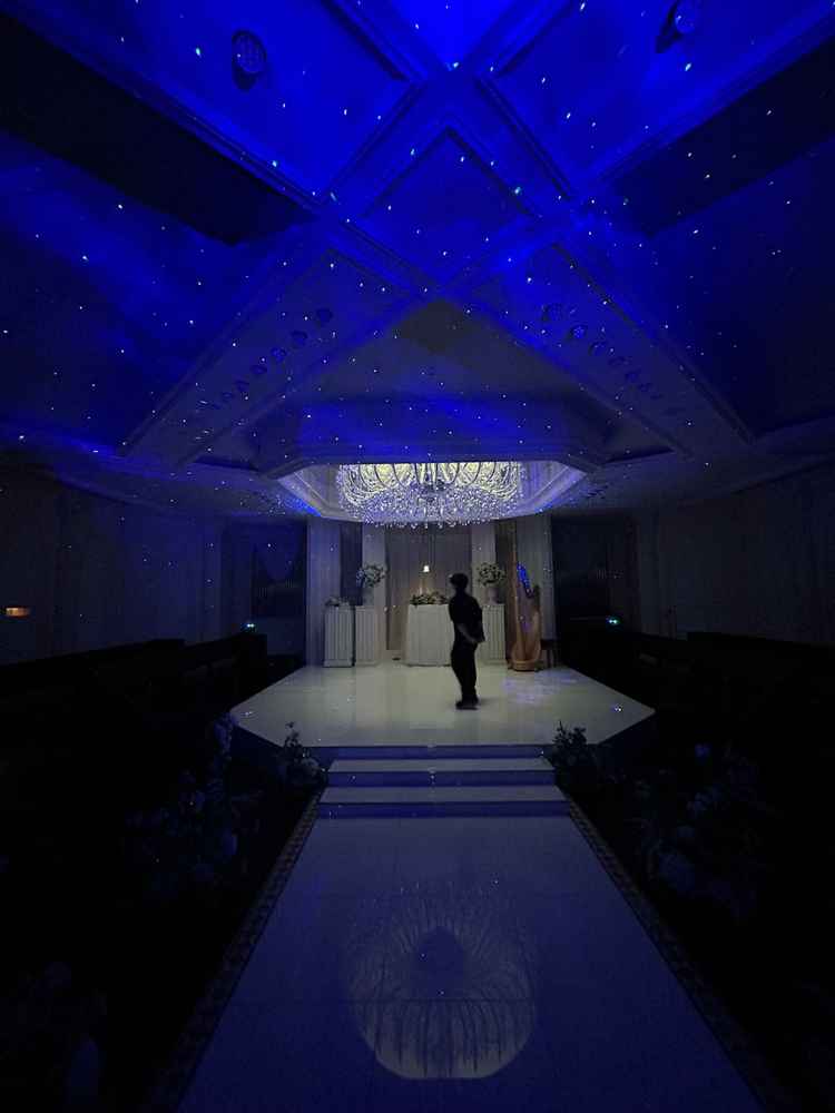 星空を映したようなチャペル。幻想的な空間であった。