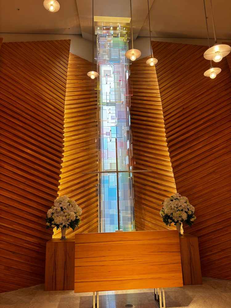 木の温もりのある素敵なチャペルでした。