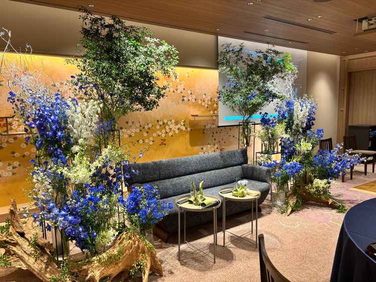 和の屏風と草花の装飾が美しく調和し、上品で温かみのある落ち着いた空間だと感じました。