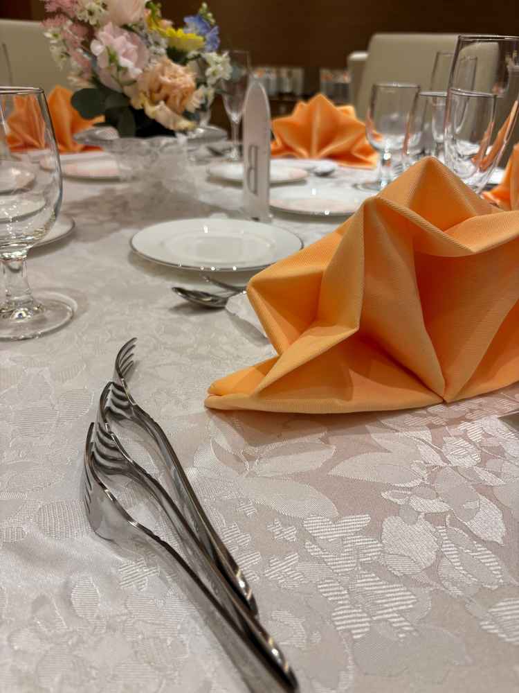 披露宴会場のゲスト席の会場とマッチした華やかなテーブルコーディネート。