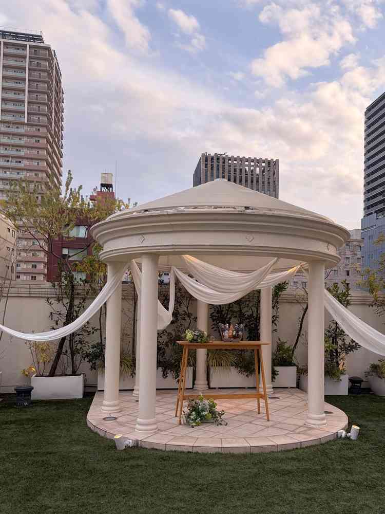 4階ガーデンテラス。ビルが見えてしまうので少し現実に引き戻される感じは否めない。