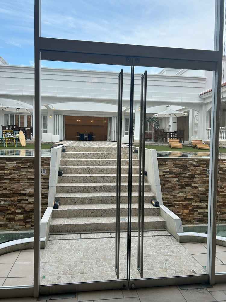 広々としたオープンテラスの写真。ゲストも自由に室内と行き来ができて、素敵だった。