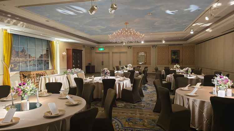 ゲストと距離の近い披露宴会場もありました。ヨーロッパのお家をイメージされているそうです。