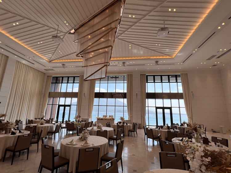 リッチな雰囲気の披露宴会場となっている。天井も高く、開放感もバッチリ。