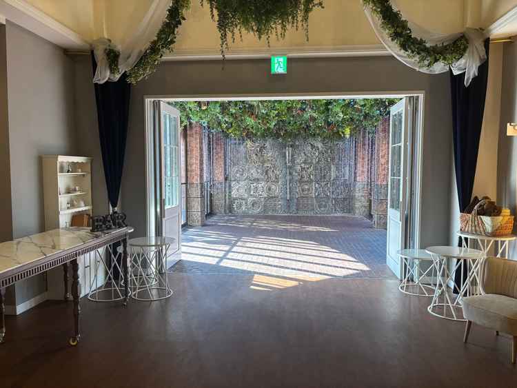 フラワーシャワーやブーケトスができる場所の写真。お外にもつながっているので様々な演出が出来ます。