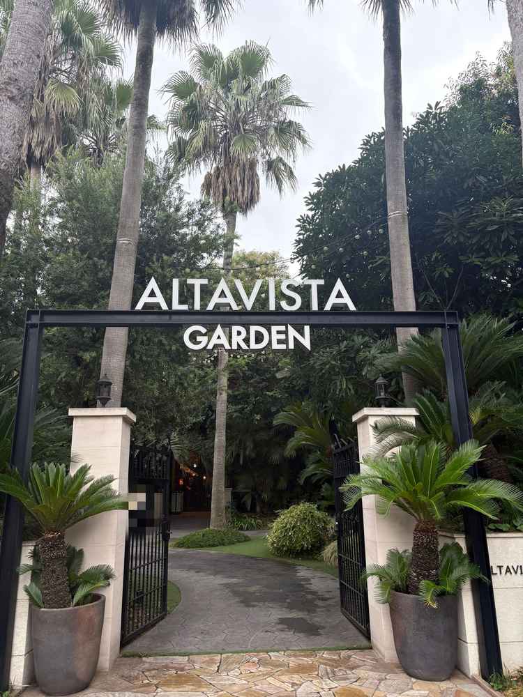 式場の入り口。緑がとても多く、手前には余裕のある駐車場が広がっていました。