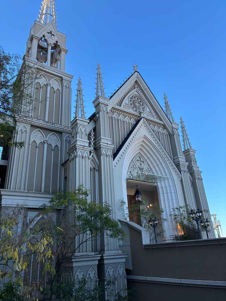 本物の教会の様なチャペルでした。高層階に作っているため周囲にビル等が見えないのがよかったです。