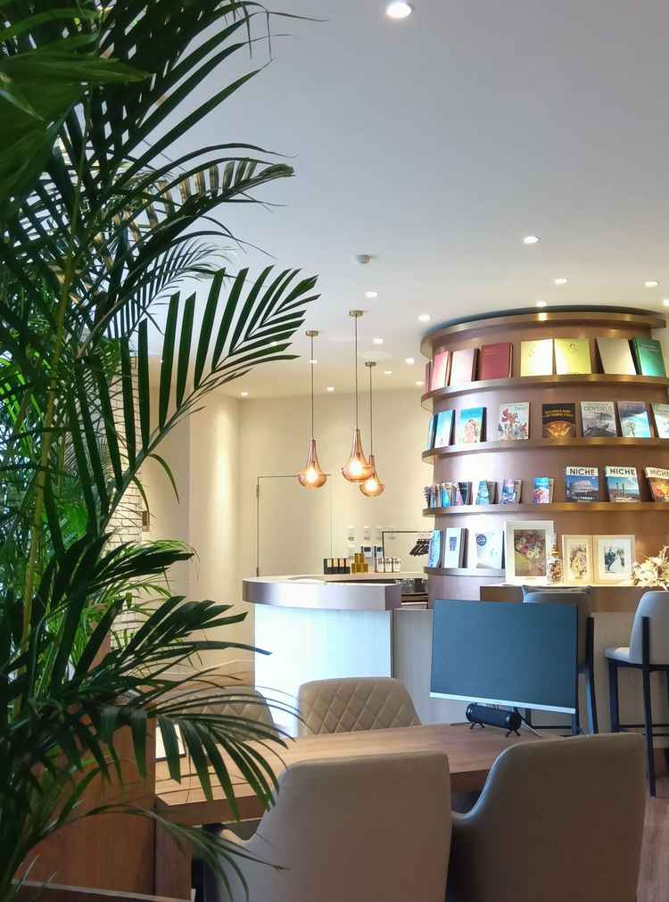 予約受付室の飾り付けが綺麗な感じで国内国外問わず予約受付が出来ます!!!