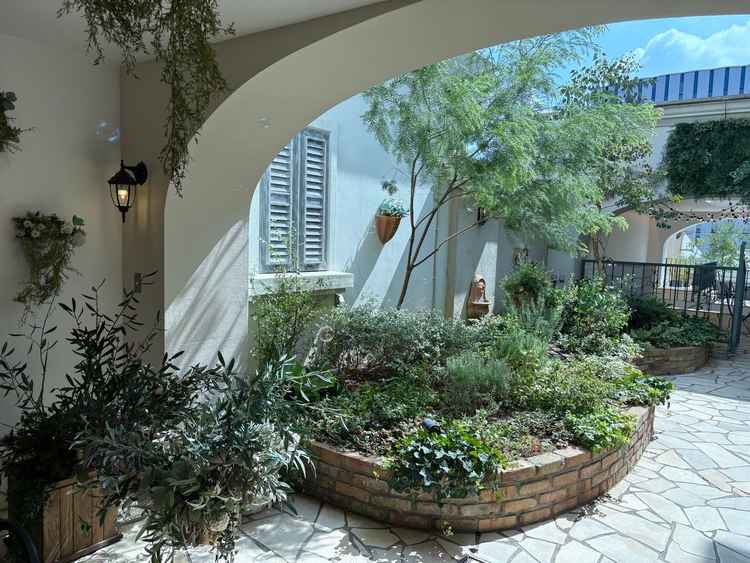 披露宴会場に向かう途中の通路。道中もテーマパークの雰囲気が統一された内装で、非現実感があった。