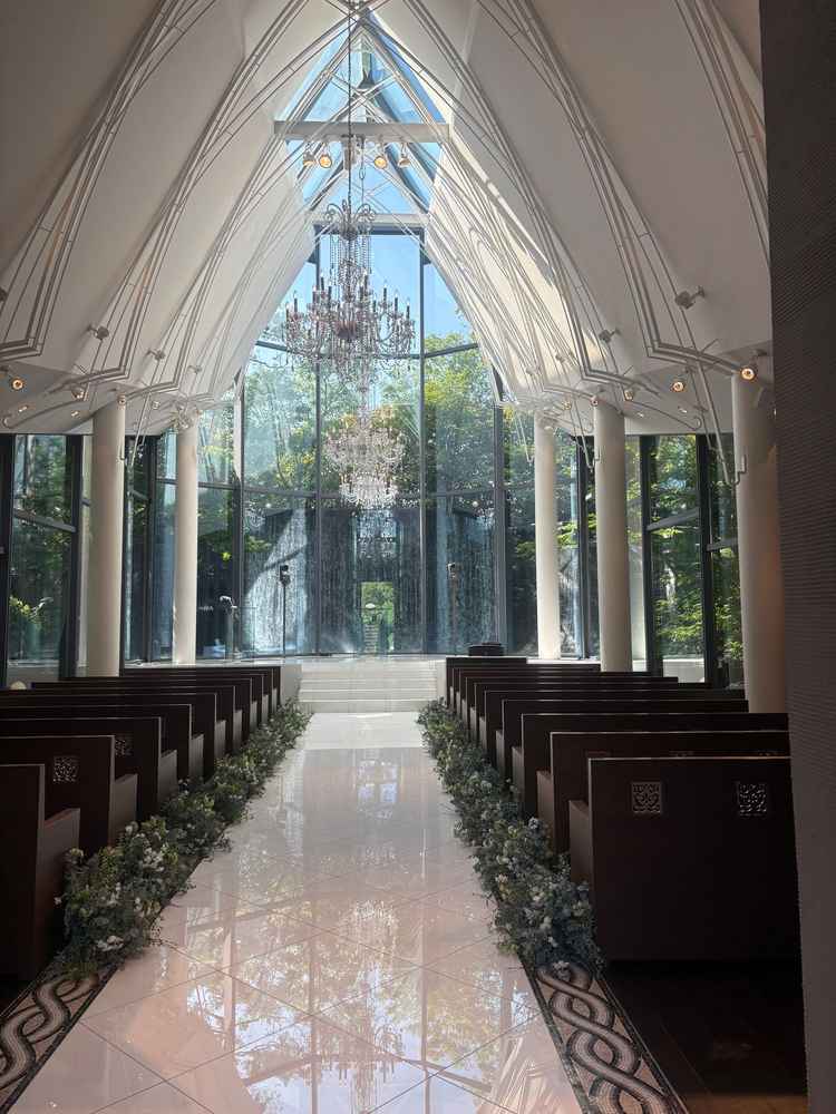 森のチャペル　光が差し込み、滝が流れて繊細で神秘的な空間だった。