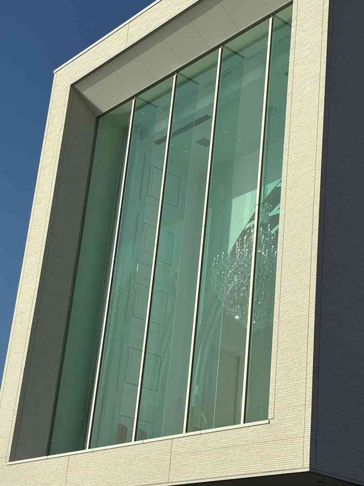 外から見たチャペル、会場敷地に入るとすぐに目に入る圧巻のチャペル。中に入るワクワクが増す演出だと思う