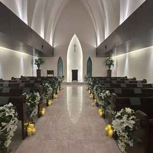 チャペルの中。天井は高いが全体的に小ぢんまりしているので新郎新婦の姿がどの席からもよく見えそうで良い