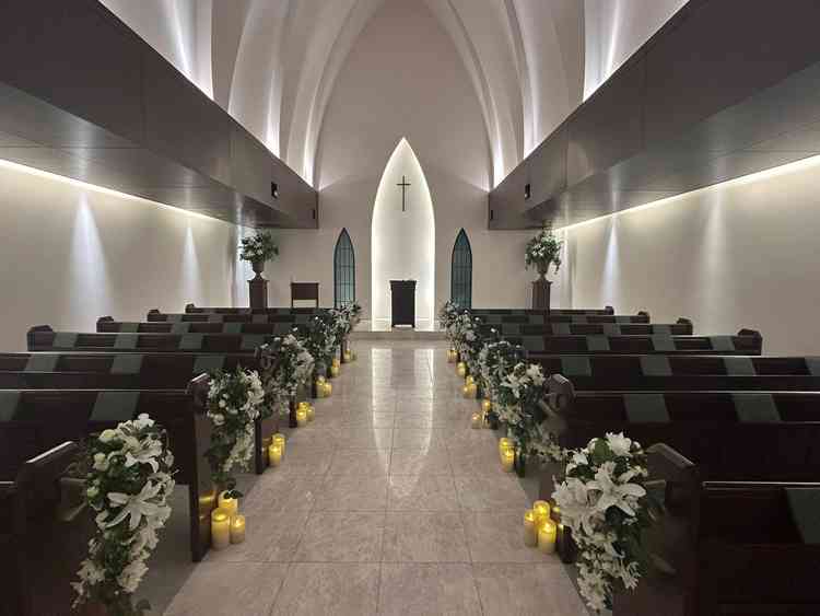 チャペルの中。天井は高いが全体的に小ぢんまりしているので新郎新婦の姿がどの席からもよく見えそうで良い