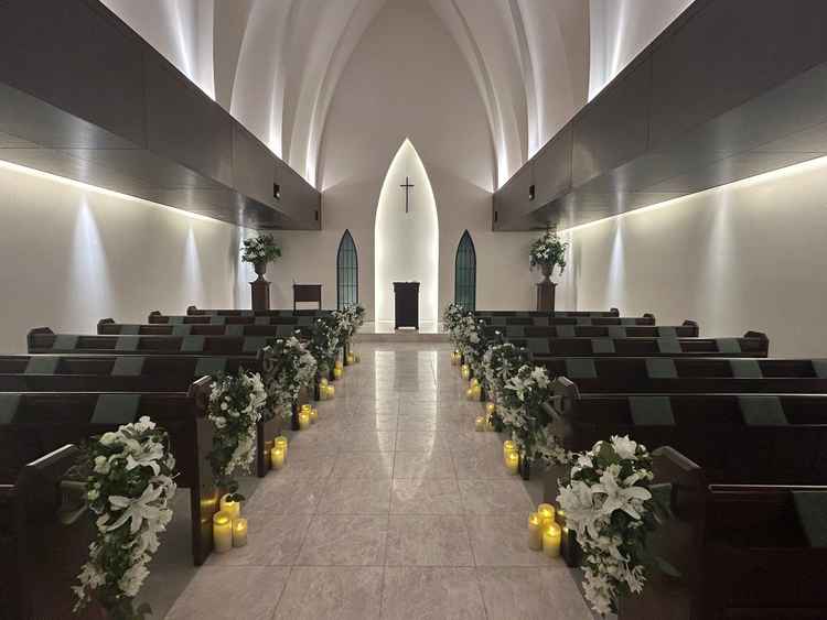 チャペルの中。天井は高いが全体的に小ぢんまりしているので新郎新婦の姿がどの席からもよく見えそうで良い