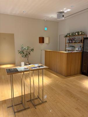 受付後に列席者が待つ場所です。和気あいあいと列席者が会話している様子が思い浮かびます。