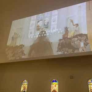 チャペル天井にムービーを投影することができる。