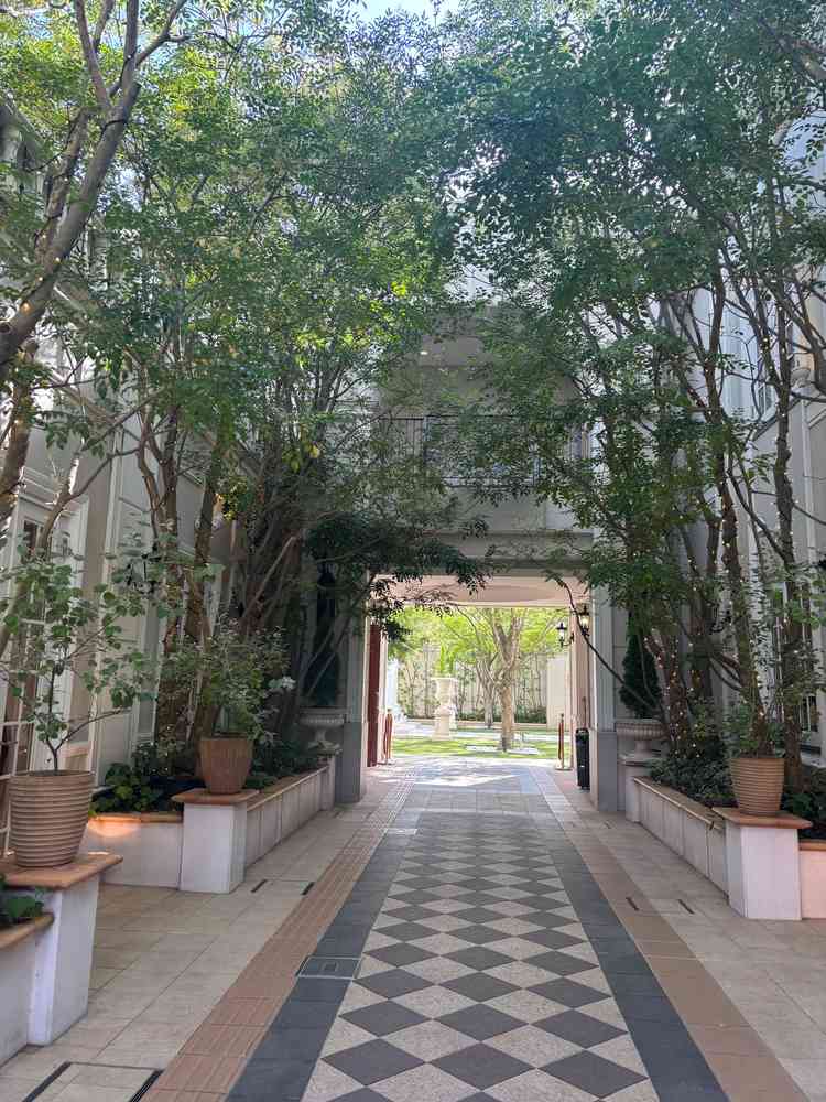 入口です。緑の屋根のように綺麗でオシャレな入口に御伽噺に迷い込んだような素敵な感覚になりました。