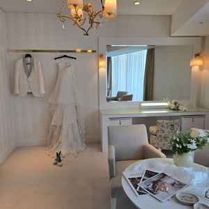 新郎新婦が当日を過ごす控室は、海外の高級ブティックのような洗練されたデザインで素敵。式後宿泊できる。