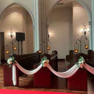 チャペル内。このお花やろうそくはオプションではないが、十分に感じる。教会を感じられる椅子だった。