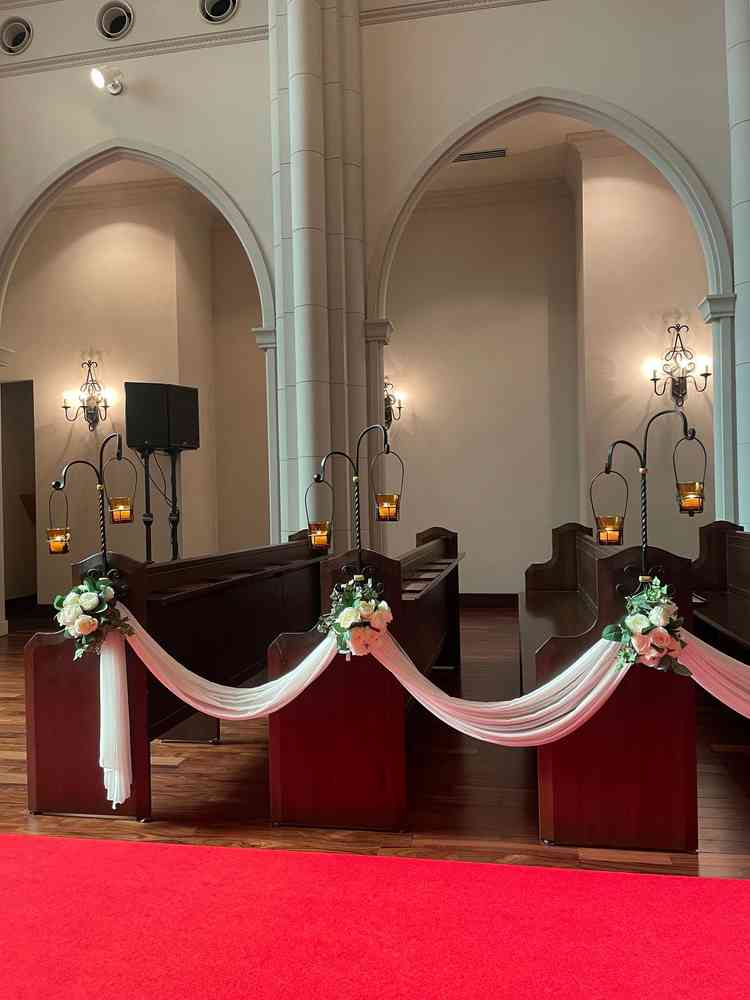 チャペル内。このお花やろうそくはオプションではないが、十分に感じる。教会を感じられる椅子だった。