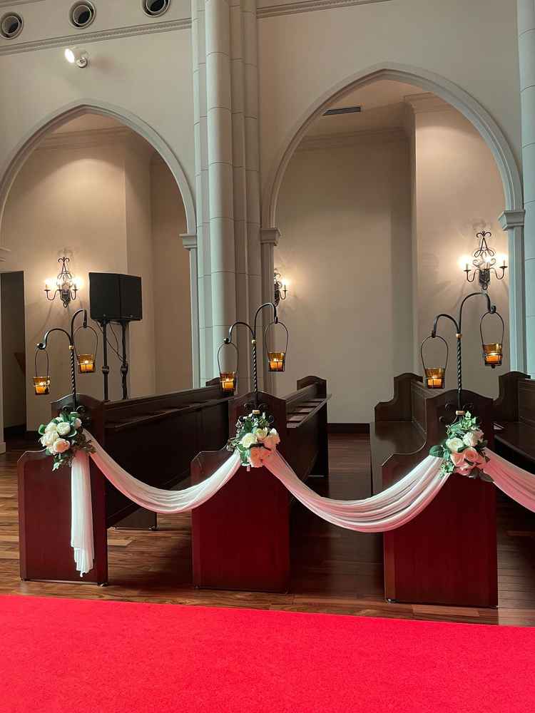 チャペル内。このお花やろうそくはオプションではないが、十分に感じる。教会を感じられる椅子だった。