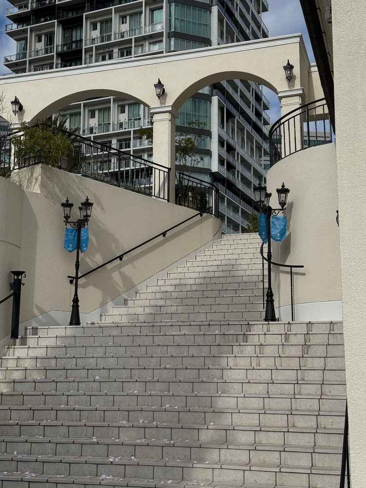 階段でフラワーシャワーの演出を体験させていただきました。