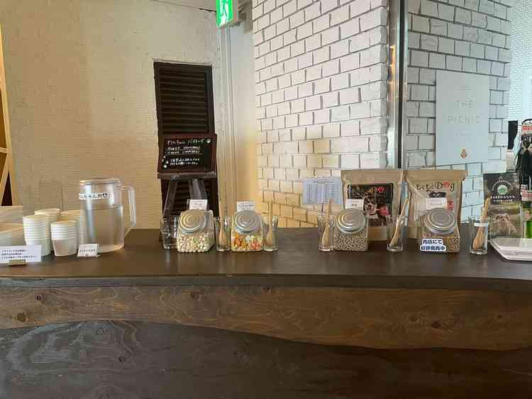 ゲスト待合スペース（カフェ）にあるドッグフードコーナー。種類がとても多かった。