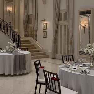 披露宴会場はオフホワイト基調で、階段も二手に分かれており立派。