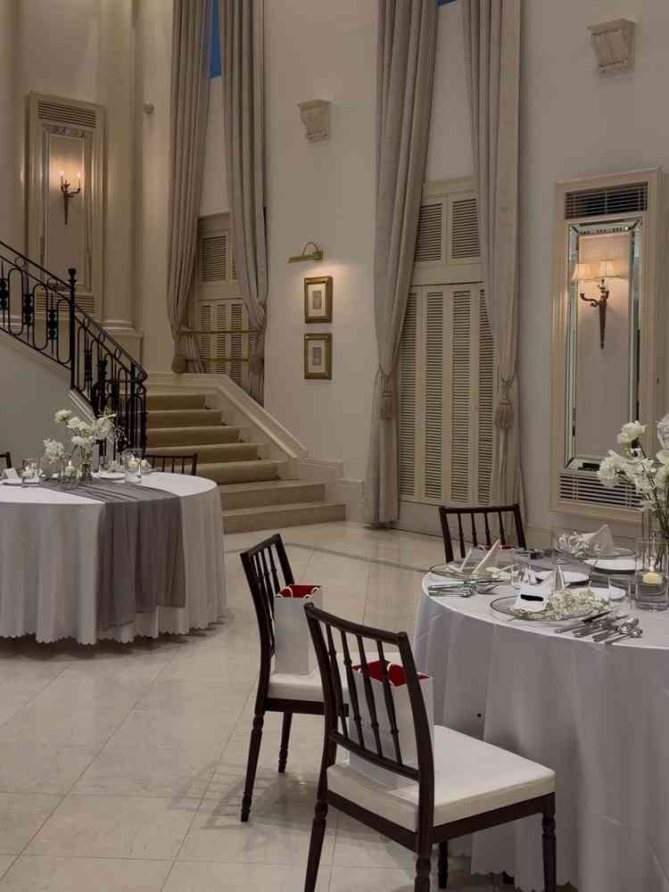 披露宴会場はオフホワイト基調で、階段も二手に分かれており立派。