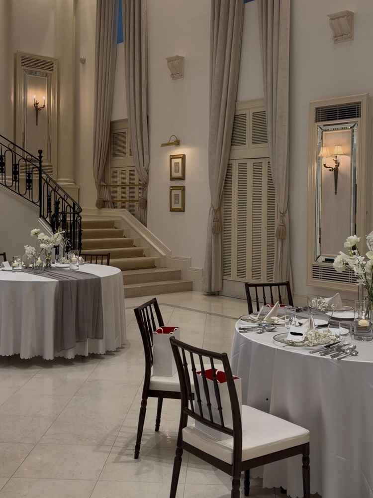 披露宴会場はオフホワイト基調で、階段も二手に分かれており立派。