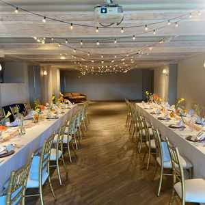 座席が丸いテーブルじゃないのはビックリ