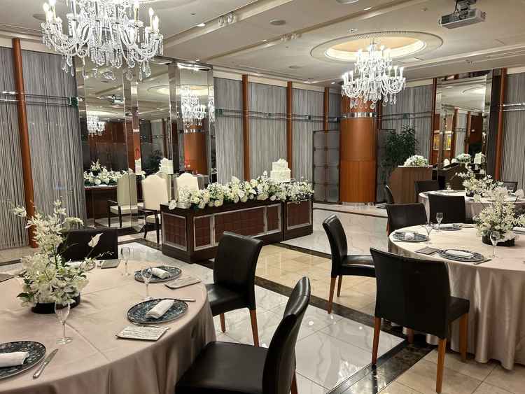 披露宴会場です。広いテーブルで、余裕を持った配置で広々感じます。シンプルで洗練されたイメージ。