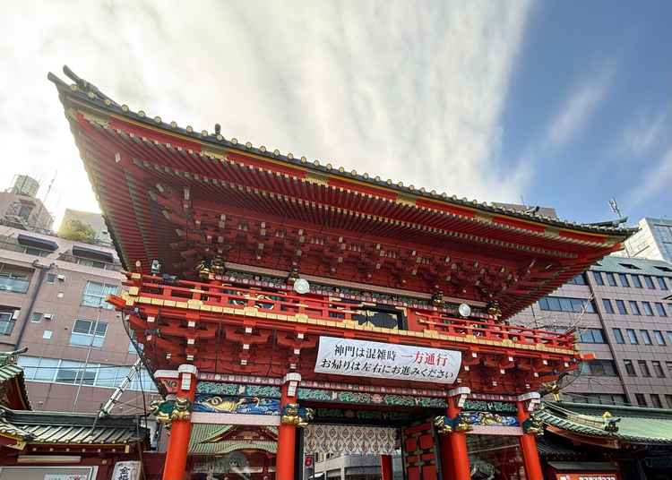 出入りには華やかな門。