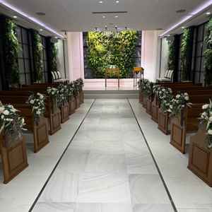 緑が素敵なチャペル。外の挙式も良かったけど、室内のここが本物の緑も使われていて気に入りました。