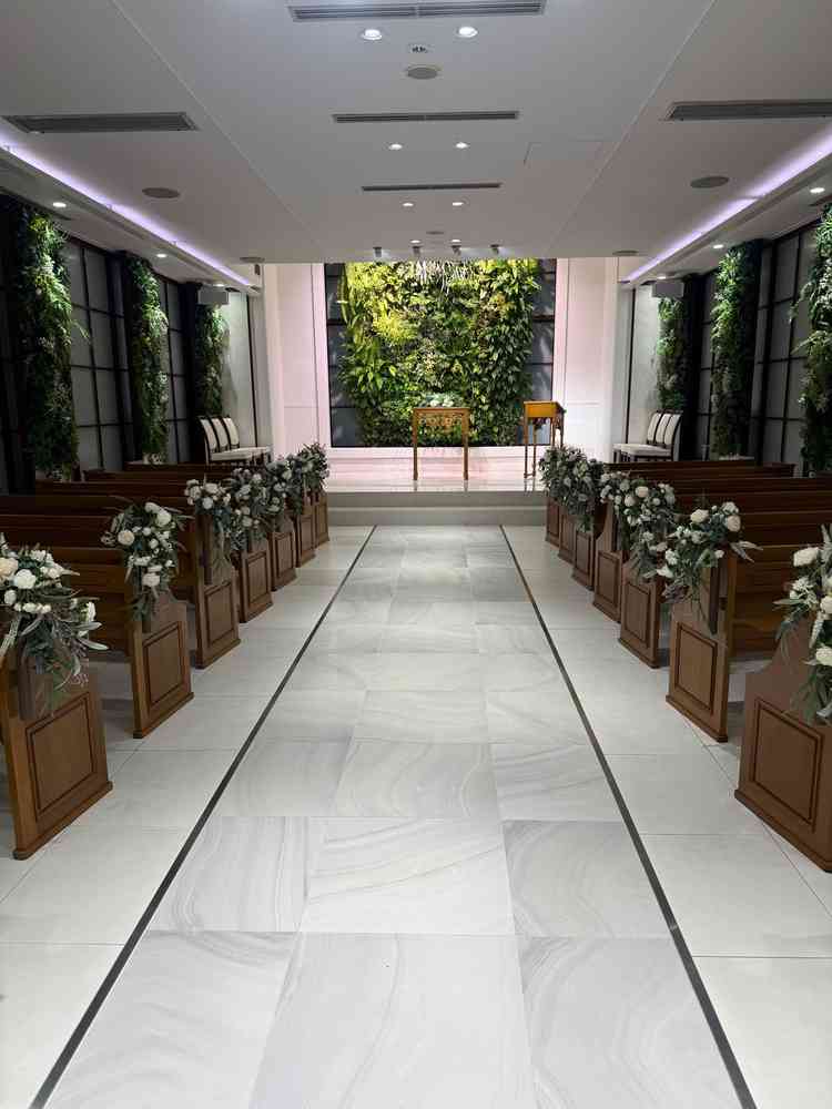 緑が素敵なチャペル。外の挙式も良かったけど、室内のここが本物の緑も使われていて気に入りました。