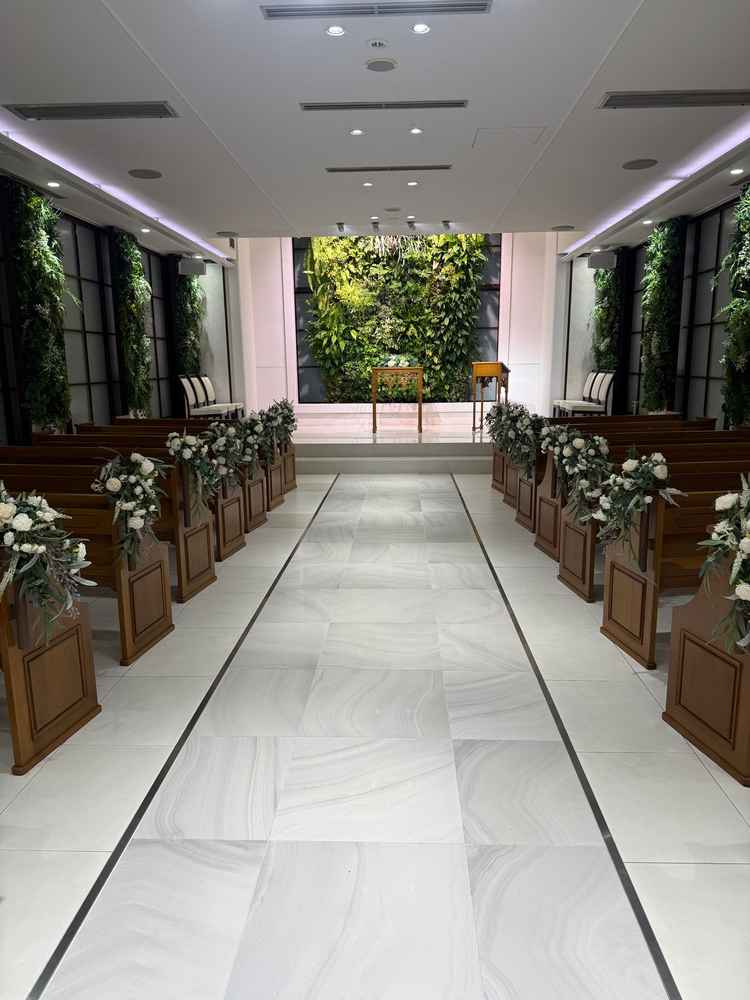 緑が素敵なチャペル。外の挙式も良かったけど、室内のここが本物の緑も使われていて気に入りました。