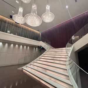 お城を連想させるような階段もあり、新郎新婦を自然と引き立たせてくれる感じがしました。