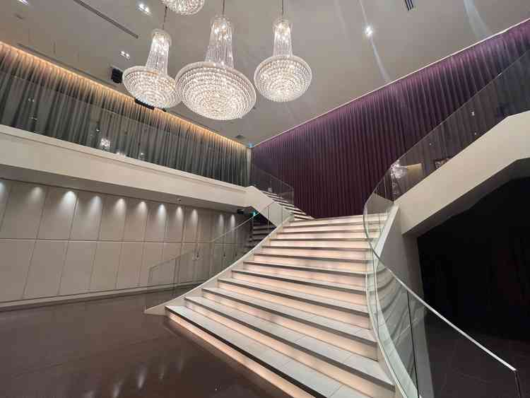 お城を連想させるような階段もあり、新郎新婦を自然と引き立たせてくれる感じがしました。