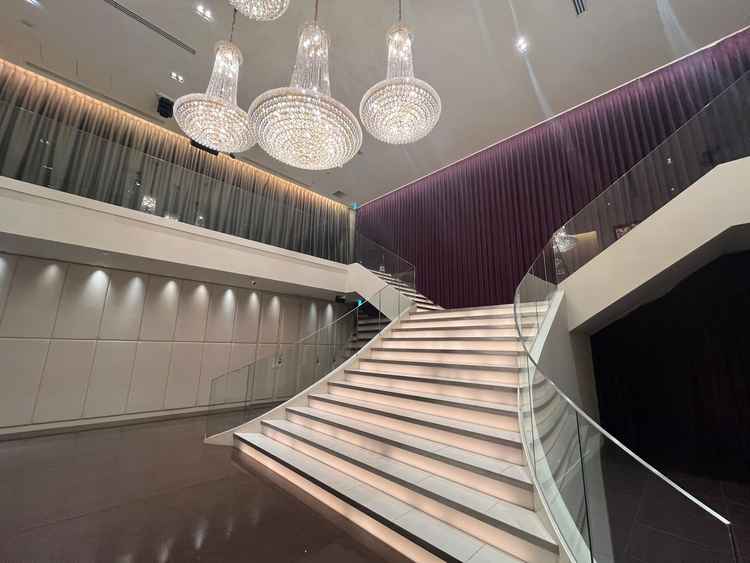 お城を連想させるような階段もあり、新郎新婦を自然と引き立たせてくれる感じがしました。